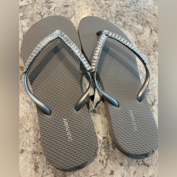 Women Old Navy Gray Flip Flops Jewel Like Accents Size 8 - Picture 3 of 9